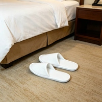 Ensemble d'articles de toilette jetables pour hôtel, kit de salle de bain de luxe avec pantoufles et articles de toilette pour chambres d'hôtes 5 étoiles