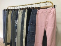 Vente chaude en gros d'usine : Balles de vêtements pour femmes en vrac, incluant des jeans, livraison aléatoire, jeans pour femmes neufs.