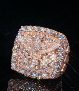 Bague pour homme en or 9K/14K/18K - Diamants de laboratoire taille émeraude, design pavé complet, certifiée IGI, bijoux de championnat - Product Image 1