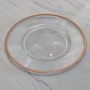 Assiettes de présentation en <span class=keywords><strong>plastique</strong></span> transparent avec bord doré de 12,6 pouces pour la Saint-Valentin, le <span class=keywords><strong>Nouvel</strong></span> <span class=keywords><strong>An</strong></span>, Noël et les décorations de mariage - Product Image 2