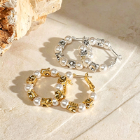 Boucles d'oreilles créoles en laiton plaqué or véritable, irrégulières, ondulées, avec perles blanches et fermoir à ressort, pour femmes