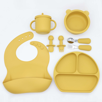 Ensemble d'alimentation pour bébé en silicone avec bavoir, assiette compartimentée, bol en forme d'ours, tasse à bec verseur, cuillère et fourchette en acier inoxydable
