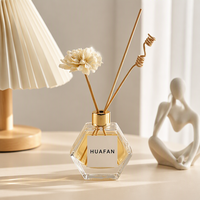 Vente en gros de flacons diffuseurs de parfum en verre transparent de 80 ml, forme polygonale irrégulière, personnalisables avec logo par sérigraphie et marquage à chaud