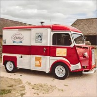 Camion de restauration mobile électrique Citroën rétro vintage avec machine à glaces molles commerciale pour gelato sur la promenade