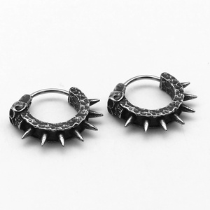 Pendientes de aro Huggie personalizados para hombre Yunnique, de acero inoxidable 316L, hipoalergénicos, con calavera, púas y remaches, estilo vintage gótico, regalo - Product Image 5