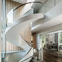 Villa en duplex moderne de luxe Escalier en colimaçon en métal avec escalier flottant Design Balustrade en verre Éclairage LED