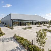 Bâtiment commercial moderne en structure acier préfabriquée, avec bardage isolant, pour entrepôt, bureau ou atelier.
