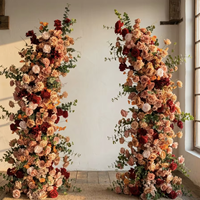 Ensemble d'installation florale de mariage moderne en terre cuite bordeaux, avec arche en corne et rangée de fleurs en soie, pour décoration de toile de fond de scène d'événement écologique