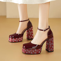 Chaussures de soirée à talons hauts épais en cuir verni noir avec strass et bride à la cheville