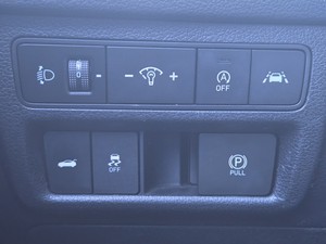 Voiture coréenne d'occasion abordable, berline blanche à essence, modèle 2020, avec clé intelligente, navigation, caméra et sièges chauffants - Product Image 3