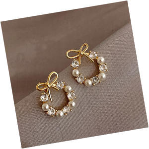 <span class=keywords><strong>Orecchini</strong></span> a Cerchio di Lusso per Donne con Fiocco in Strass e Perle Imitate - Product Image 5