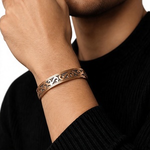 Bracelet ouvert réglable à double aimant en cuivre pur fait main avec motif tribal gravé - Product Image 1