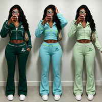 Ensemble de survêtement deux pièces pour femme avec veste courte zippée personnalisée à logo, manches longues, couleur contrastante, et pantalon évasé à cordon de serrage, coupe ajustée et extensible