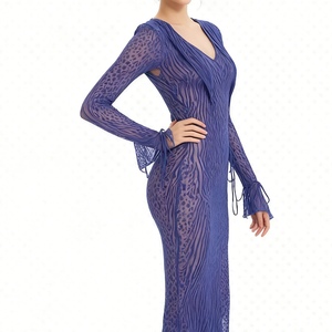 เดรสแฟชั่นผู้หญิงคอลเลคชั่นใหม่ประจำฤดูใบไม้ร่วง/ฤดูหนาว ผ้าตาข่ายปักลายสีพื้น คอวี แขนยาวทรงบานเล็กน้อย - Product Image 3