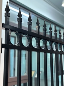 Panel de Cerca de Seguridad de Hierro de 6 Pies de Altura, Diseño Clásico con Punta en Forma de Lanza, Pintado y Resistente a la Oxidación, Diseño Rectangular para Uso Residencial y Comercial - Product Image 1