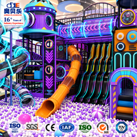 Nouvel équipement de terrain de jeu intérieur commercial 2026, thème futuriste personnalisé et convivial, avec toboggan et piscine à balles, pour enfants