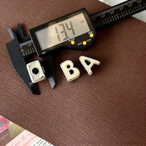 Cuentas de letras acrílicas plateadas, cuentas deslizantes de alfabeto con agujero grande para correas de bolsos <span class=keywords><strong>y</strong></span> pulseras - Product Image 3