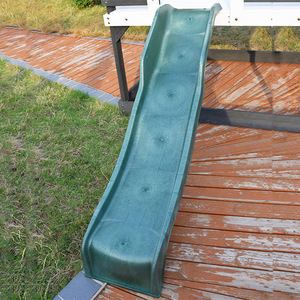 Maisonnette de jeu extérieure en bois à deux niveaux, blanche et noire, avec toboggan et garde-corps de sécurité pour enfants - Product Image 3