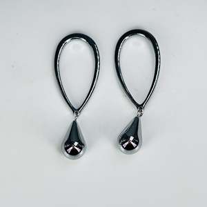 Pendientes de Moda con Diseño de Lágrima, Acero Inoxidable 316L, Baño de Oro PVD, Resistentes y Sostenibles - Product Image 1