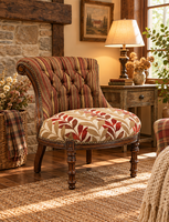 Fauteuil capitonné antique avec dossier rayé, assise à motif de feuilles botaniques, garniture à clous en laiton et pieds tournés sculptés