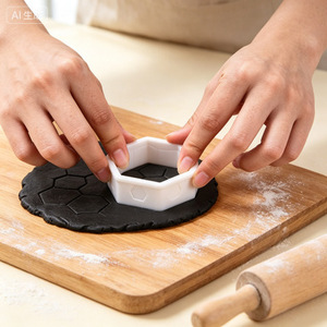 Emporte-pièces en forme de ballon de football en plastique, moules pour la décoration de gâteaux en pâte à sucre, outils de pâtisserie - Product Image 3