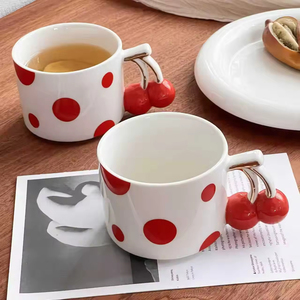 Taza de cerámica para café y té de estilo creativo / Taza con asa dorada y roja de arándanos para fiestas o uso doméstico - Product Image 1