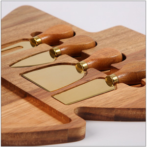 Ensemble plateau à fromage en forme de sapin de Noël avec 4 outils en acier inoxydable, plateau de service en bois pour les fêtes, design durable - Product Image 4