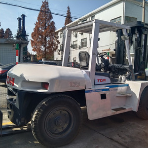 Chariot élévateur lourd d'origine japonaise TCM FD100, capacité de charge nominale de 10 tonnes, moteur diesel Isuzu durable, faible coût de carburant, mât à trois sections. - Product Image 5