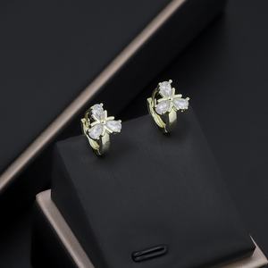 JXX Venta al por Mayor de Fábrica, Pendientes Huggie de Zirconia Chapados en Oro de 14K, Accesorios para Mujer - Product Image 3