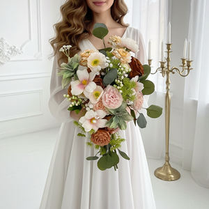 Bouquet da Sposa di Lusso in Seta per Spose e Damigelle, Fiori da Tenere in Mano per Matrimoni - Product Image 1