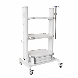 <span class=keywords><strong>Torre</strong></span> móvil diseñada para ahorrar espacio en quirófanos <span class=keywords><strong>de</strong></span> endoscopia, con ocho tomas <span class=keywords><strong>de</strong></span> red y tres bandejas ajustables sobre ruedas. - Product Image 3