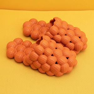 Claquettes à bulles pour hommes et femmes, ultra amusantes, avec semelle épaisse en EVA souple, antidérapantes, style balle de golf, pour spa, avec coussin de massage effet litchi - Product Image 5