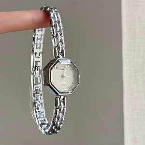 นาฬิกาข้อมือผู้หญิงแฟชั่นวินเทจปี 2026 หน้าปัดทรงแปดเหลี่ยม สายบาง ดีไซน์ใหม่สำหรับผู้หญิง สวมใส่ได้ทุกวัน - Product Image 1