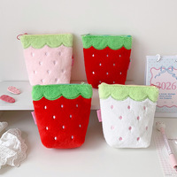 Mini trousse de maquillage en peluche fraise motif dessin animé Sweet Girl, sac de rangement mignon pour étudiants