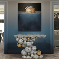 Meubles haut de gamme sur mesure, style moderne, salon, table console Newton en faux marbre, peinture à la main, plateau en laiton plaqué or
