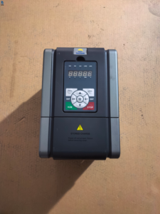Variador de Frecuencia Variable (VFD) Trifásico SC3-043-3.7K/5.5K de 380V, 3.7KW/5.5KW CA para Control de Velocidad de Motores Industriales - Product Image 1