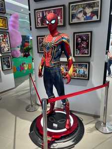 Sculpture Iron <span class=keywords><strong>Spider</strong></span>-<span class=keywords><strong>Man</strong></span> <span class=keywords><strong>Marvel</strong></span> <span class=keywords><strong>Avengers</strong></span> de haute qualité, taille réelle 1:1, avec éclairage LED, statue en résine pour décoration de collection - Product Image 3