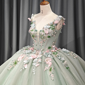 Robe de bal personnalisable en tulle vert herbe avec appliques en dentelle, élégante et raffinée, avec volants et coutures, modèle 1229-1 - Product Image 1