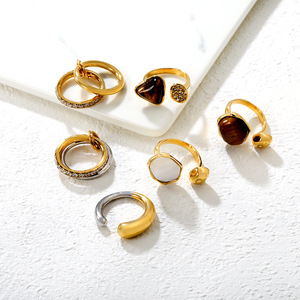 แหวนแฟชั่น ดีไซน์เรขาคณิตไม่สมมาตร ทอง 18k สแตนเลสสตีล ของขวัญเครื่องประดับสำหรับทุกเพศ - Product Image 1