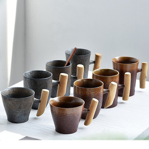 Juego de Tazas de Té de Cerámica Japonesa Retro Reutilizables con Asa de Madera, Tazas de Café y Platillos - Product Image 1