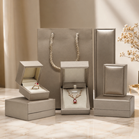 Boîtes à bijoux de luxe en cuir PU avec logo personnalisé, coffret cadeau en velours noir pour bagues, bracelets, colliers et pendentifs, ensemble de bijoux