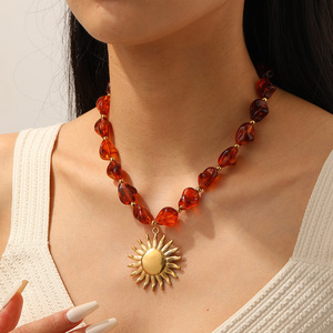 Collana con Perle Acriliche Ambrate Autunnali, Pendente a Girasole in Acciaio Inox Placcato Oro 18K, Design Trendy con Pietre Naturali - Product Image 2