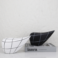 Sculpture d'oiseau abstraite en résine en gros, ornement géométrique, figurine d'art linéaire moderne, luxe contemporain noir/blanc pour bureau et maison
