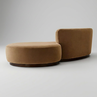 Canapé asymétrique moderne sans accoudoirs, au design raffiné et décontracté, avec une silhouette généreusement rembourrée et une base en bois brun, idéal pour appartement et école