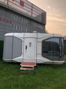 Casa de cápsula espacial de acero movilizable de alta calidad personalizada 2025, contenedor de moda moderno para gimnasio, uso en parque al aire libre - Product Image 6