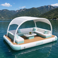 Plateforme de cabane gonflable pour resort avec bancs rembourrés, toit pare-soleil et large terrasse pour les fêtes à la piscine et à la plage