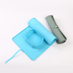 ชุดชามอาหารสัตว์เลี้ยงพกพาแบบมินิมอล ทำจากซิลิโคน พับเก็บได้ ใช้สำหรับใส่อาหารและน้ำสำหรับสุนัข เหมาะสำหรับการเดินทาง แคมป์ปิ้ง พร้อมช่องเก็บของ - Product Image 5