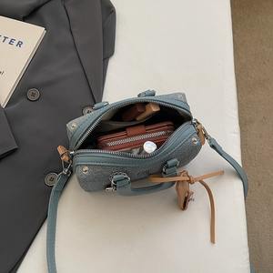 Bolso Boston de mano con patchwork de moda, nuevo estilo 2026, textura de mezclilla azul claro, versátil, de nicho, sencillo, con cremallera de un solo hombro - Product Image 4