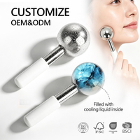 Rouleau de massage facial en acier inoxydable OEM à marque privée, outil professionnel Cryo Globe avec poignée antidérapante pour salon de beauté