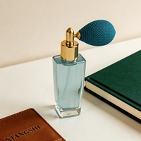 Flacon de parfum carré antique de 30 ml en verre avec tête de pulvérisation à air comprimé, atomiseur et impression sérigraphique, style vintage avec bouchon à vis